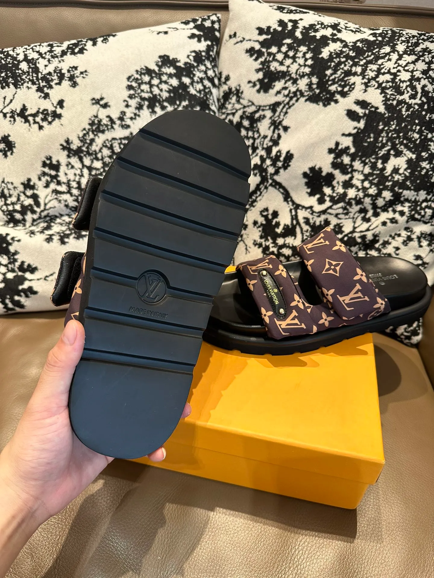 Men's shoes 💰360💰 LV. Slippers 🩴High silk fabric original PU water table rubber outsole, size 35-46